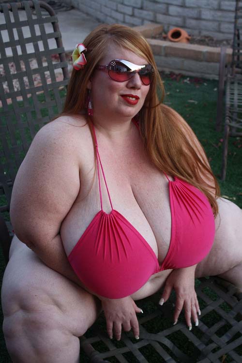 Une belle rousse obèse en bikini