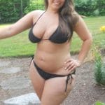 Sandra, amatrice grassouillette à taille forte en bikini